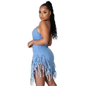 Détail d'une robe en jean bleu clair avec dos nu et ourlet à franges irrégulières