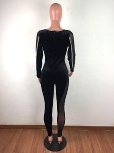 Detailaufnahme des schwarzen Samt-Bodysuits mit Mesh-Einsätzen und Reißverschluss hinten