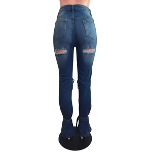 Dettaglio posteriore di jeans blu slim fit con strappi alla moda sotto le tasche posteriori