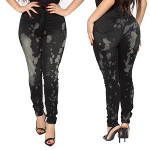 Vorder- und Rückansicht der schwarzen schmalen Jeans mit Distressed-Bleichspritzereffekt