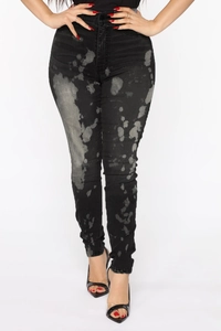 Detailansicht der schwarzen High-Waist-Skinny-Jeans mit grauem Acid-Wash-Farbspritzern