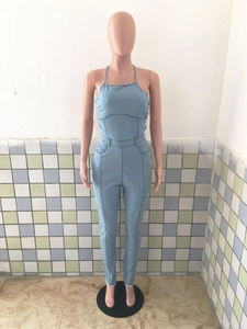 Détail d'une combinaison en jean bleu clair avec dos nu et ourlet à bords bruts