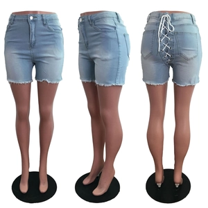 Détail du short en jean bleu clair avec laçage au dos et ourlet effiloché brut
