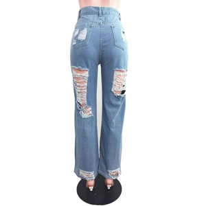 Dettaglio dei jeans a vita alta a gamba larga con strappi sulle tasche posteriori e orli