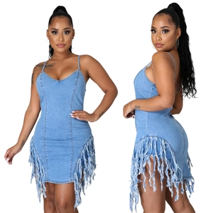 Robe mi-longue en jean ajustée sans manches avec ourlet à franges en bleu clair