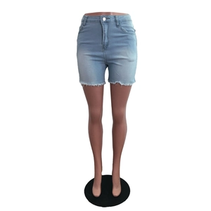 Détail d'un short en jean bleu clair taille haute avec ourlet brut et boutons