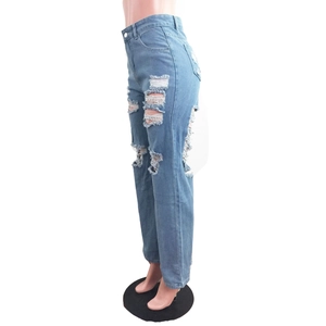 Dettaglio di jeans a vita alta blu chiaro con strappi alla moda e design a gamba larga