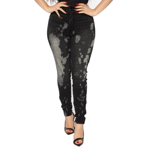 Detailansicht der High-Waist-Stretch-Jeans mit grauer Acid-Wash-Waschung auf schwarzem Stoff