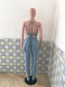 Vue détaillée du dos d'un body en jean bleu clair avec des bretelles croisées dos nu