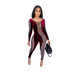 Detailansicht des bordeauxroten Samt-Jumpsuits mit Mesh-Einsätzen und Ziernähten