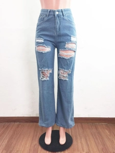 Dettaglio di jeans a vita alta blu chiaro con strappi sulle ginocchia e orlo sfrangiato