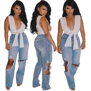 Ensemble haut court tricoté blanc à col en V et jean bleu taille haute déchiré pour femme