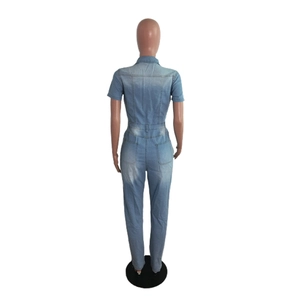 Détail des poches arrière et de la taille ajustée d'une combinaison en jean bleu clair