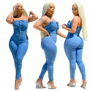 Combinaison en jean bustier pour femme en bleu délavé avec boutons et coupe ajustée