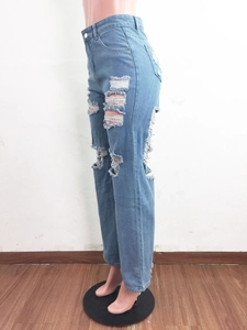 Dettaglio di jeans a gamba larga celeste a vita alta con design a ginocchio strappato