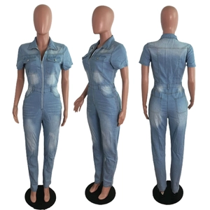 Vue en trois plans d'une combinaison en jean bleu clair à manches courtes et zip