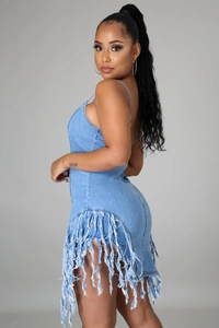 Détail de la robe midi en jean avec ourlet à franges effilochées et zip latéral