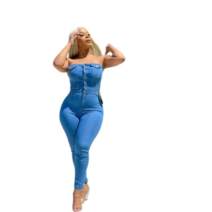 Combinaison en jean bustier bleu clair pour femme avec boutons et coupe ajustée