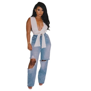 Ensemble haut court blanc à lacets et jean bleu clair délavé à genoux déchirés