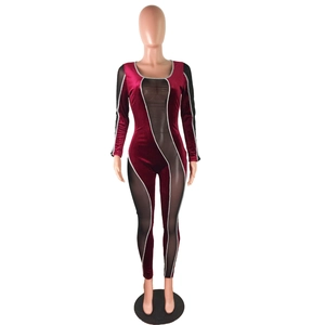 Makro-Detail des roten Samt-Bodysuits mit schwarzen Netzeinsätzen und Silberkante