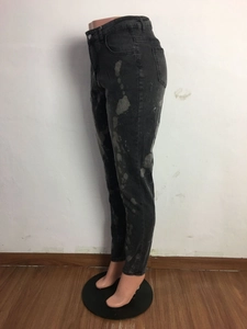 Detailansicht der dunkelgrauen Skinny Jeans mit Vintage-Säurewaschung und Spritzmuster