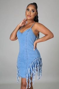 Détail d'une mini robe en jean bleu clair avec ourlet à franges et bords effilés