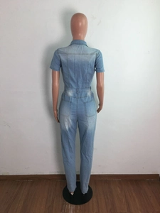 Détail du dos d'une combinaison en jean bleu clair coupe ajustée avec coutures à la taille