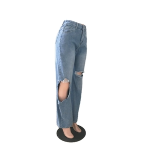 Détails du jean bleu clair à taille haute avec déchirures et effet d'usure vintage
