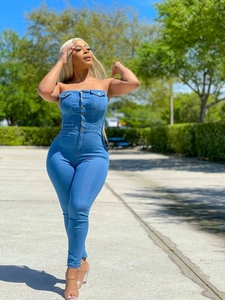 Détail d'un combishort bustier en jean moulant avec boutons en métal et poches