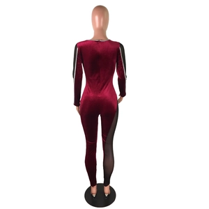 Detail eines burgunderroten Samt-Bodysuits mit schwarzen Mesh-Einsätzen und Rückreißverschluss