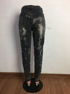 Detailansicht der High-Waist-Skinny-Jeans mit grauer Tie-Dye-Säurewaschung und Gesäßtaschen