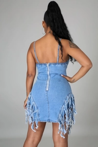Détail du dos de la robe en jean bleue avec fermeture éclair et ourlet à franges