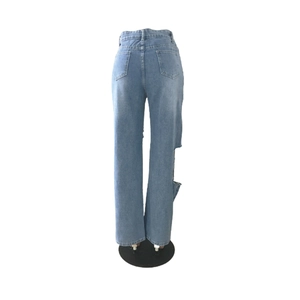 Vue détaillée du jean bleu clair à taille haute avec déchirures usées sur la jambe droite