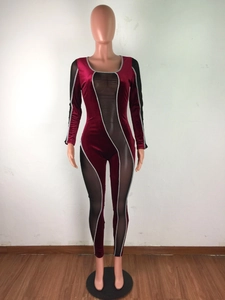 Detail eines burgunderroten Samt Bodysuits mit Netzeinsätzen und Silberpaspeln