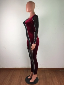 Details von burgunderrotem Samt-Bodysuit mit Mesh-Einsätzen und Seitenstreifen