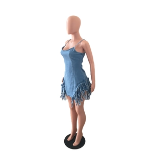 Détail de la robe en jean bleu clair montrant l'ourlet à franges et la coupe slim