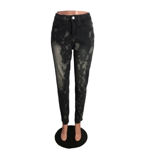 Detail der schwarzen Tie-Dye Skinny Jeans mit einzigartigen grauen gebleichten Marmormustern