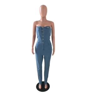 Détail d'une combinaison bustier en jean bleu clair avec boutons dorés et coupe ajustée