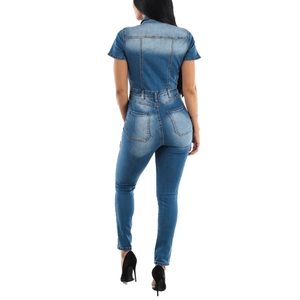 Vue arrière d'une combinaison en jean ajustée avec manches courtes et taille marquée