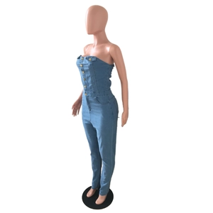 Vue détaillée des boutons dorés et de la fermeture à simple boutonnage du combishort denim