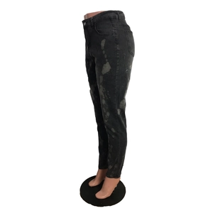 Detail der dunkelgrauen Slim-Fit-Jeans mit Farbspritzern und verwaschenem Finish