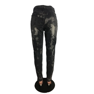 Detailansicht der Rückseite von High-Waist-Jeans mit grauer Marmorwaschung und Gesäßtaschen