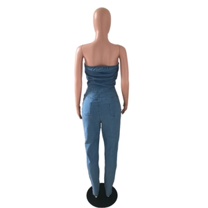 Vue arrière de la combinaison bustier en jean bleu clair avec coupe ajustée et poches