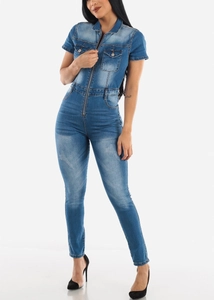 Détail d'une combinaison en jean ajustée avec fermeture zippée et manches courtes en bleu