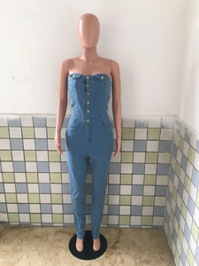 Détail de la combinaison bustier en jean bleu clair avec boutons en métal et coupe slim