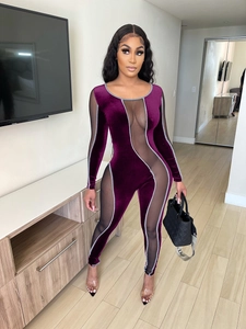 Details des lila Samt-Jumpsuits mit schwarzen Mesh-Einsätzen und silbernen Paspeln