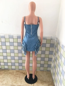 Vue détaillée d'une mini-robe en jean avec franges latérales et fermeture éclair au dos
