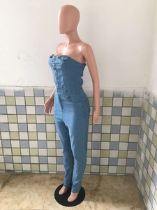 Vue détaillée d'une combinaison bustier en jean ajustée avec boutons dorés bleu clair