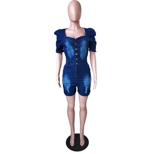 Détail frontal du combishort en jean bleu foncé à manches bouffantes et effet usé