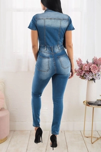 Combinaison en jean bleu à coupe ajustée avec manches courtes et taille cintrée au dos